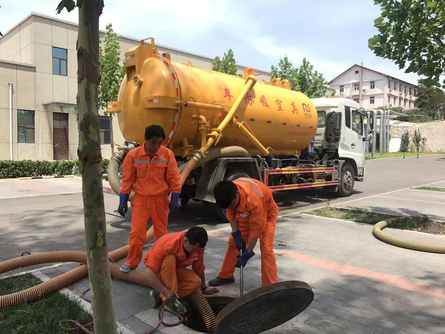 索县管道疏通车停在窨井附近