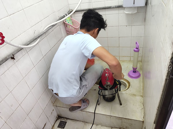 索县管道堵塞冒臭气 专业师傅现场解决问题