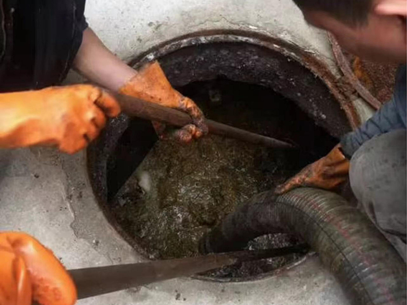 索县清理化粪池时如何避免沼气的危害？